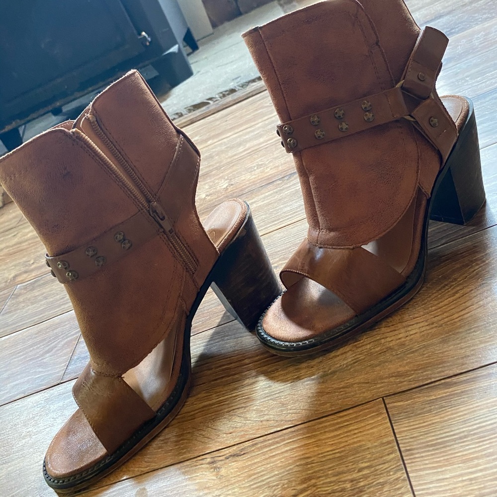 Buckle open toed sandal